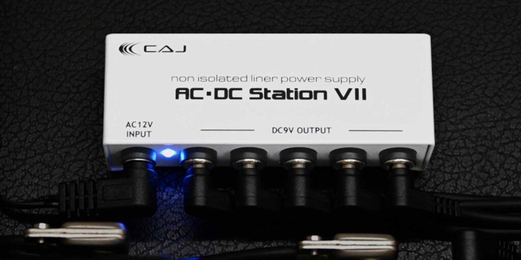 従来モデルの半分に大幅サイズ・ダウン。　CAJのパワーサプライ“AC/DC Station Ⅶ”が登場