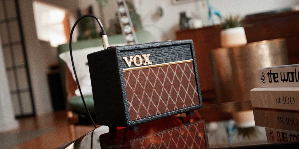 VOXより、卓上サイズかつシンプルなアナログ回路ギター・アンプ“AC MINI”がリリース