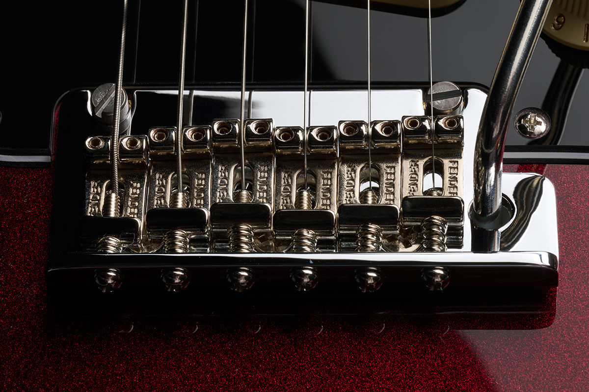 ClassicGear Radialベント・スティール・サドルを備えた2点支持トレモロ